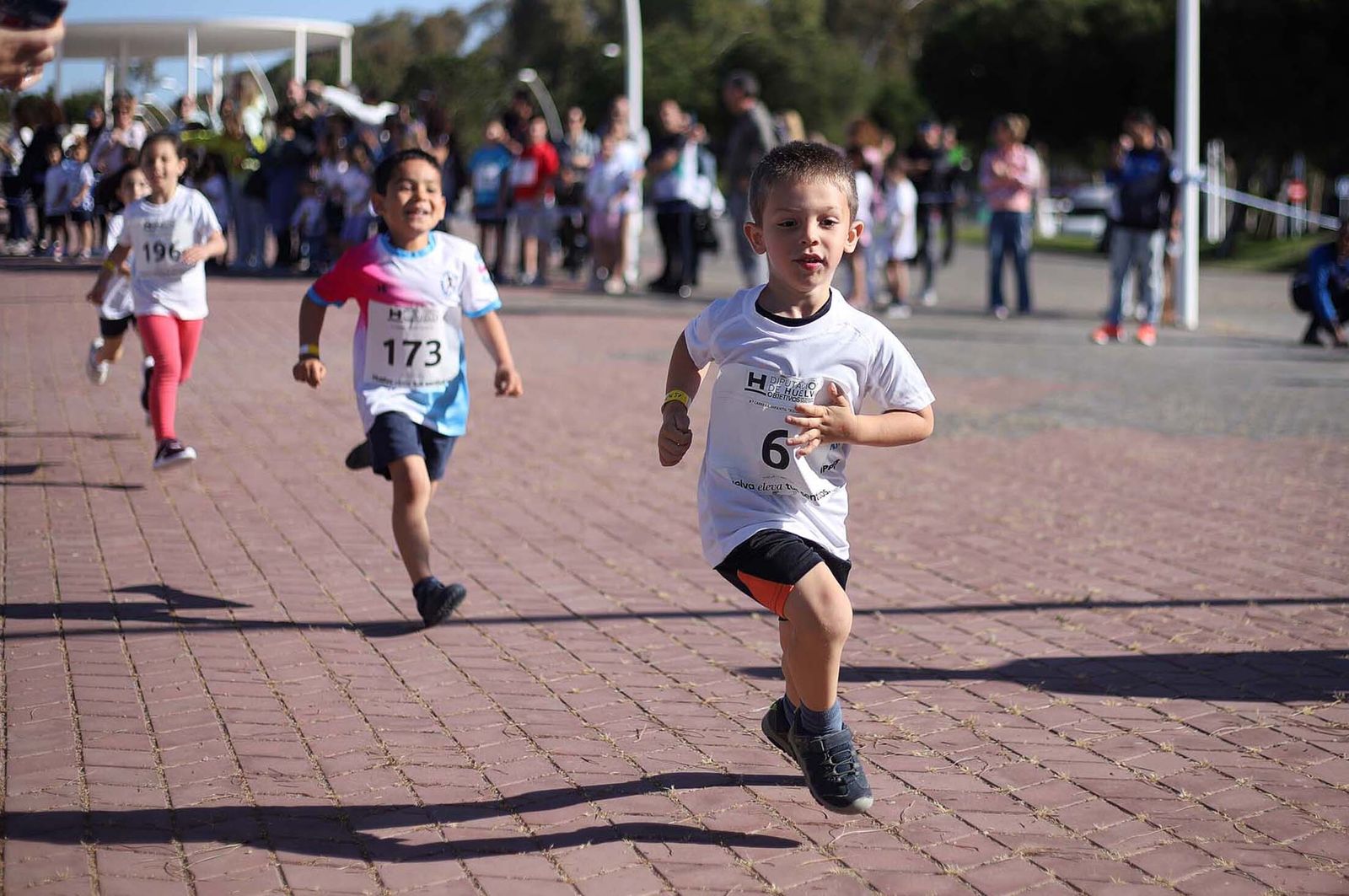 Imágenes de la carrera infantil previa a la "10K Puerta del Descubrimiento"