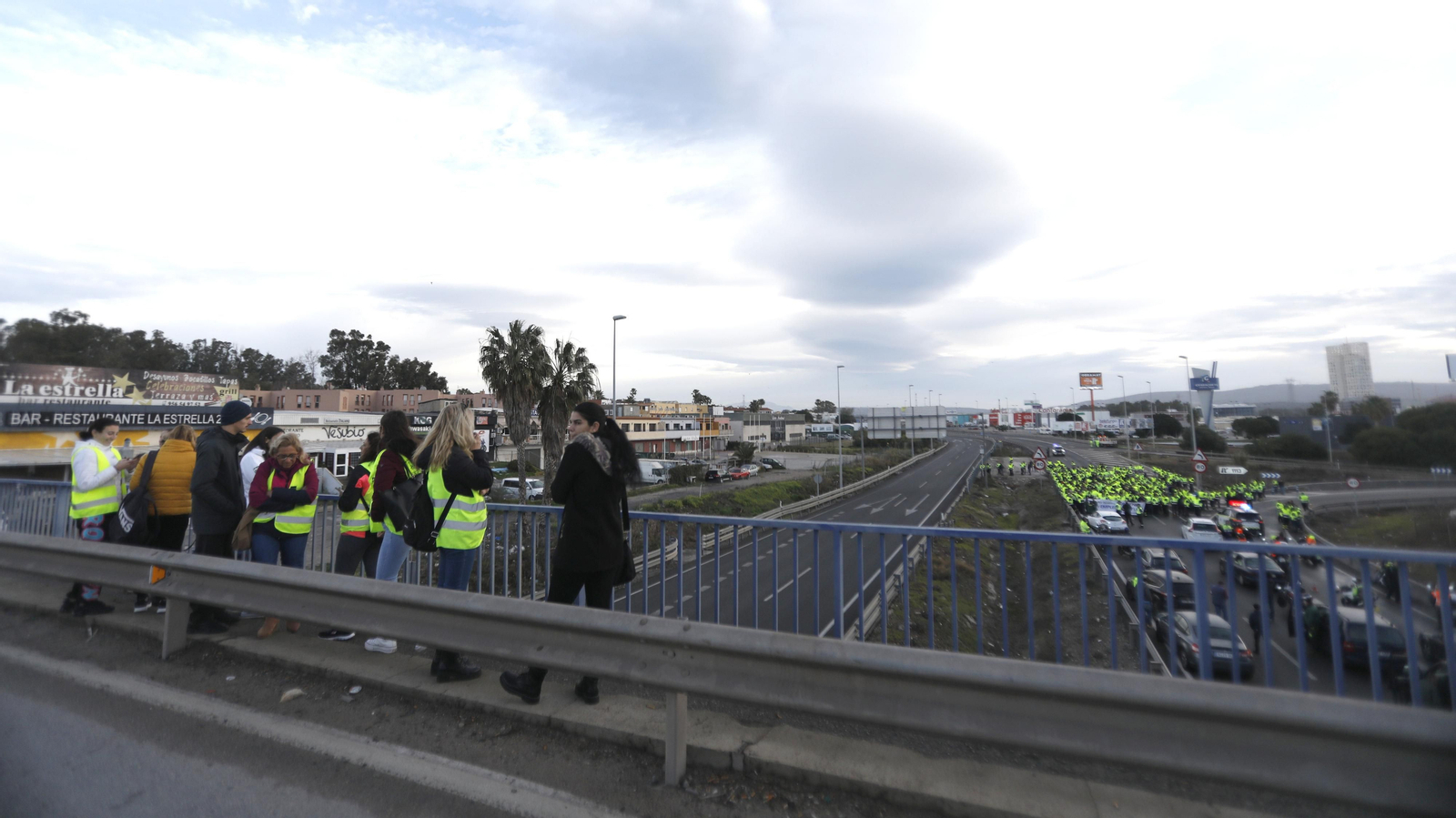 Imágenes del corte de la A-7 por los trabajadores de Acerinox en huelga, este viernes
