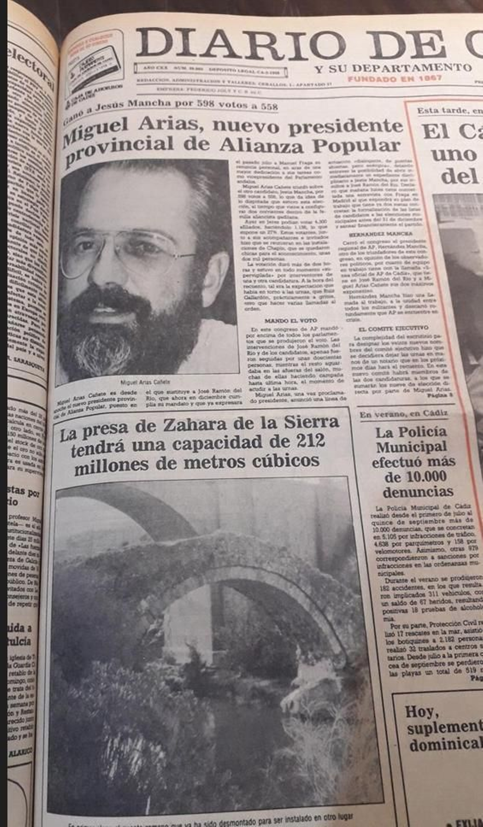 Primera página de la edición de Diario de Cádiz del domingo 28 de septiembre de 1986 con la elección de Miguel Arias como presidente provincial de AP. Primera página de la edición de Diario de Cádiz del domingo 28 de septiembre de 1986 con la elección de Miguel Arias como presidente provincial de AP.