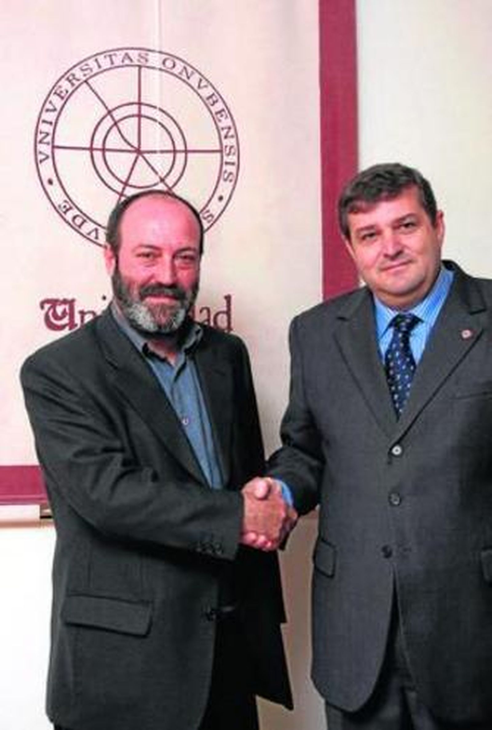 Pedro Jiménez estrecha la mano de Francisco José Martínez, ayer.