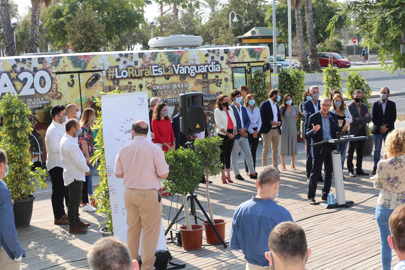 Salado, durante su intervención este jueves, junto al autobús en su parada en la capital.