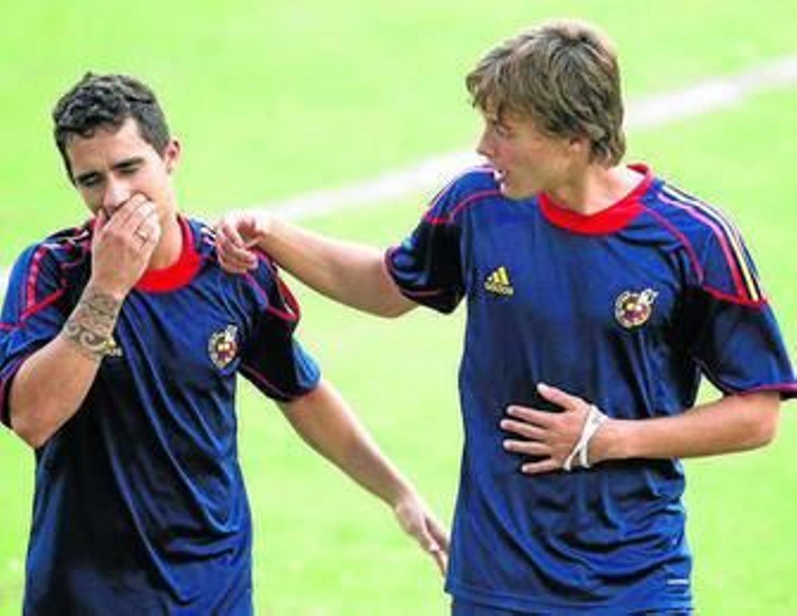 El bético Ezequiel conversa con Canales en Pereira.