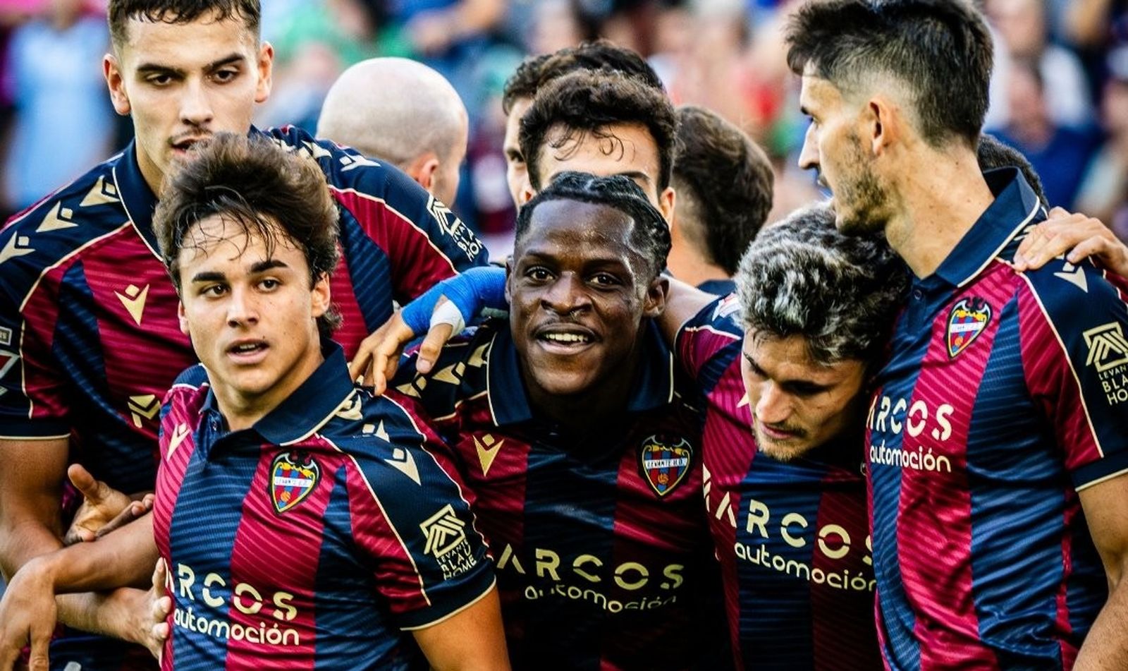 Etta Eyong (c) es felicitado tras su primer gol en el Levante.