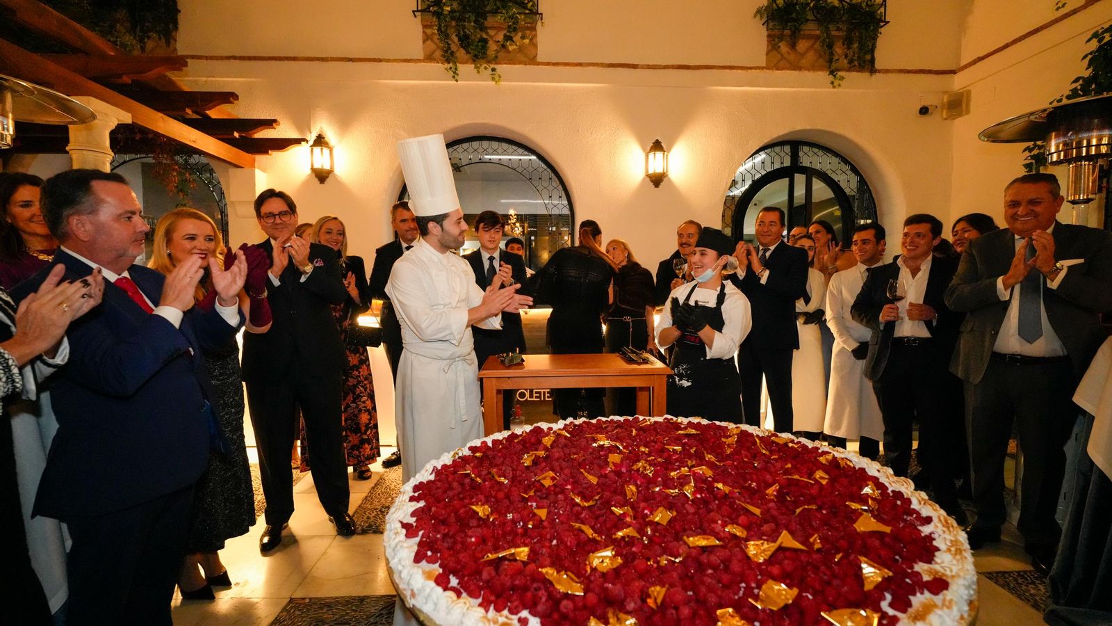 Tarta Paulova realizada en vivo y con 1,5 metros de diámetro