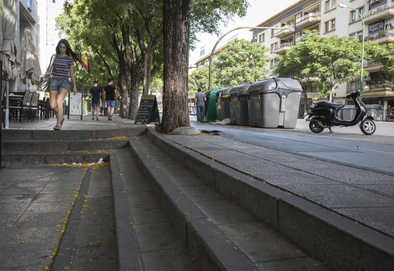 Escaleras del tramo de acera de Eduardo Dato, donde se hará una rampa.