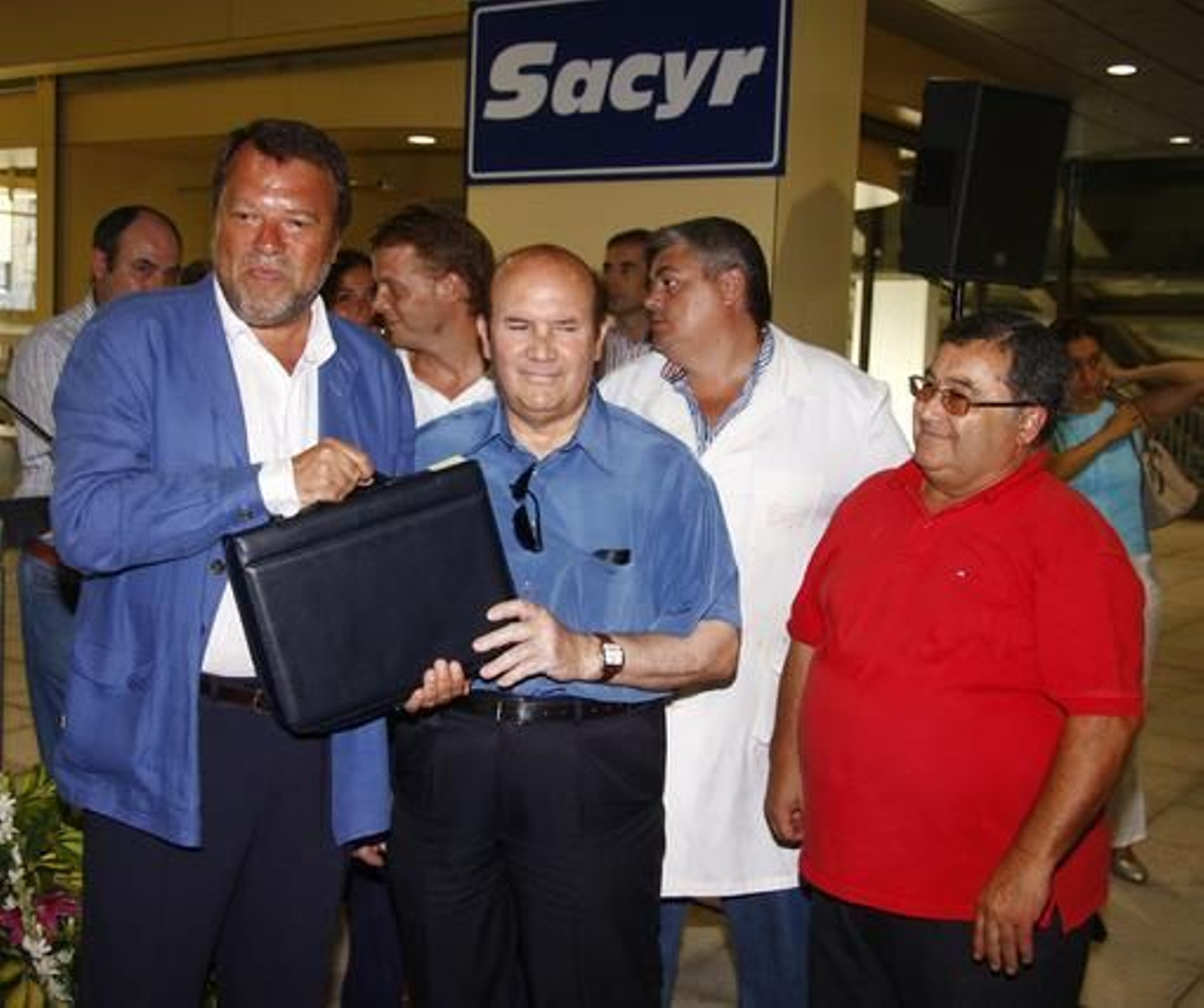 El alcalde de Sevilla, Alfredo Sánchez Monteseirín, durante su visita al nuevo mercado de la Encarnación.

Foto: Victoria Hidalgo