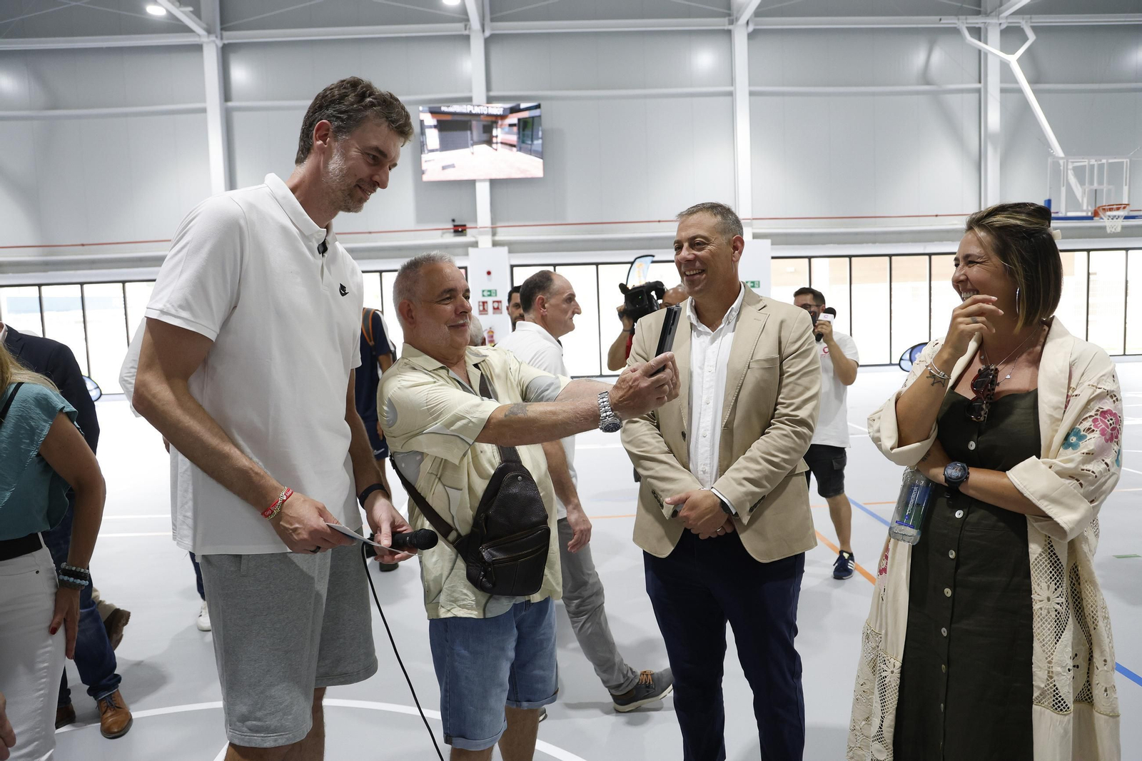fotos de la inauguración con Pau Gasol del nuevo pabellón deportivo de Punto Ribot en La Línea