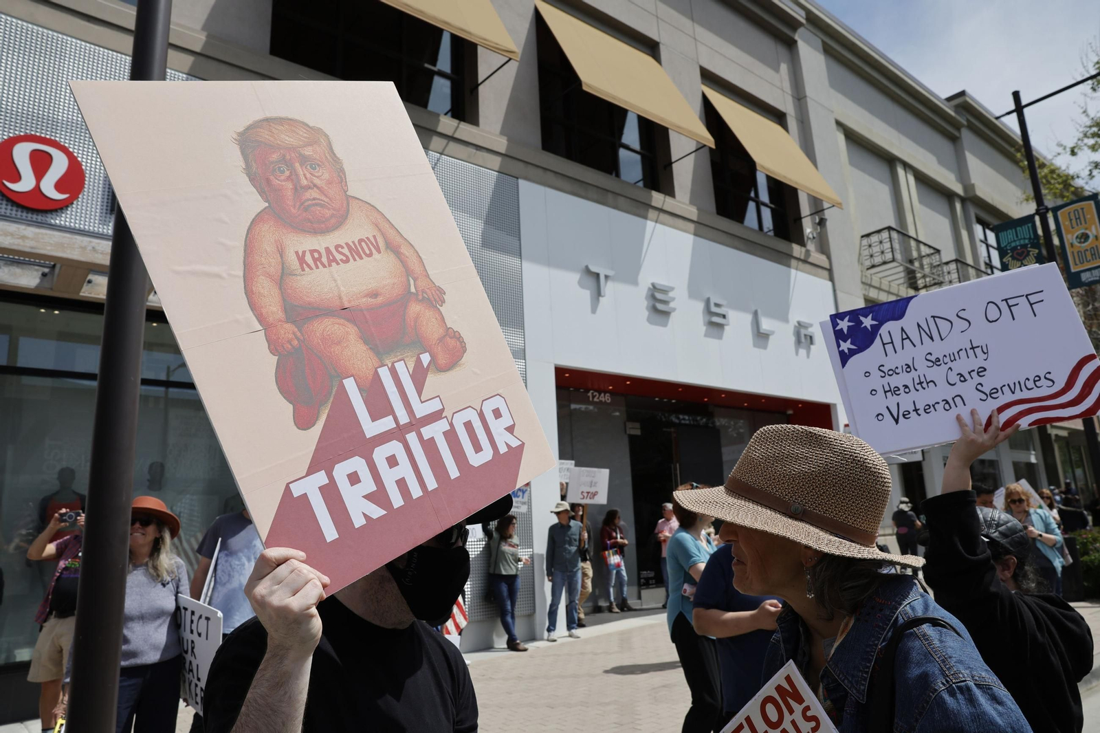 Miles de manifestantes contra Trump y Musk en EEUU: "¡Quita tus manos!"