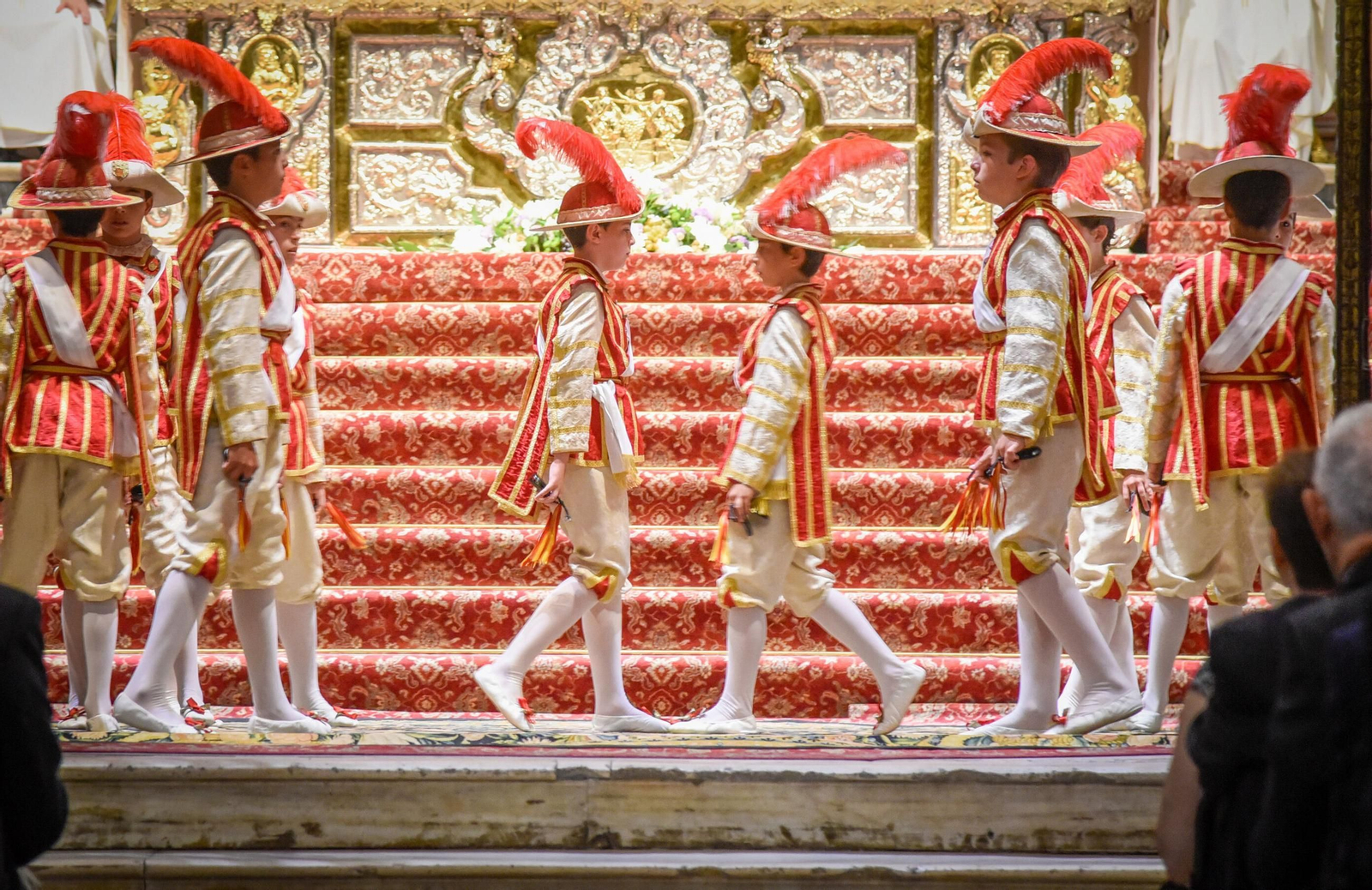 Los seises realizaron su baile antes de empezar la procesión del Corpus.