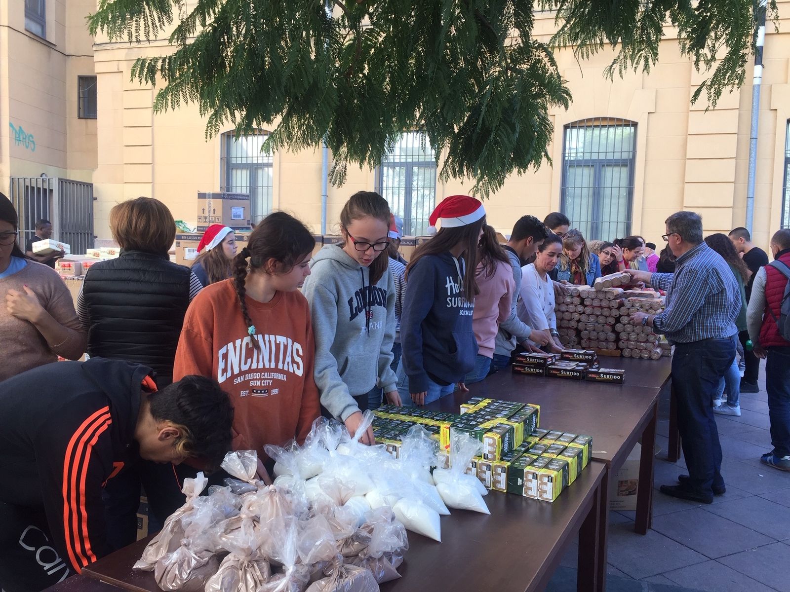 Voluntarios preparando las mesas para el reparto de alimentos en la última Nochebuena