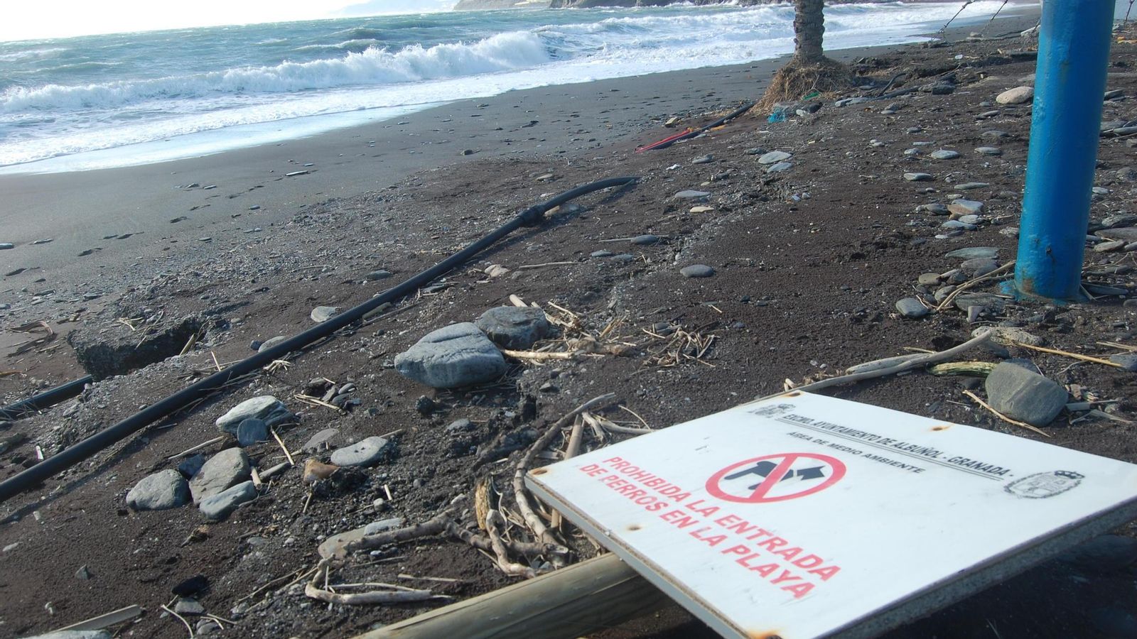 La costa de Granada sufre daños por los temporales que se arreglarían con los espigones.