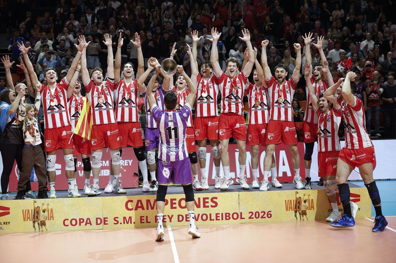Los jugagadores del conjunto manacorí levantan el trofeo copero tras proclamarse campeones en Valencia.