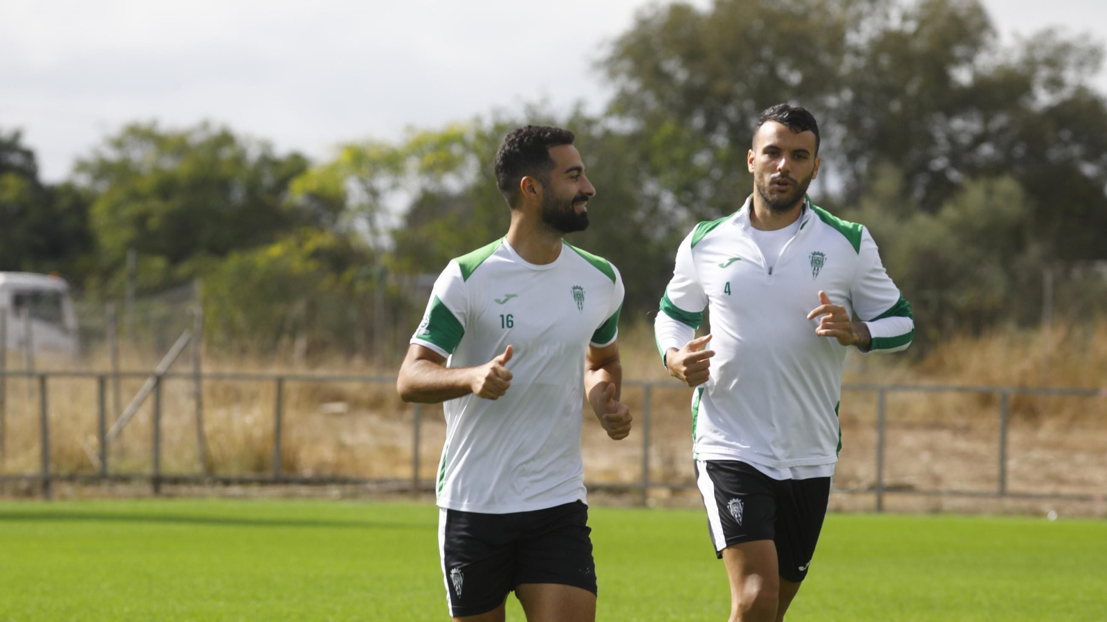 Álex Martín se ejercita junto a Rubén Alves durante un entrenamiento.