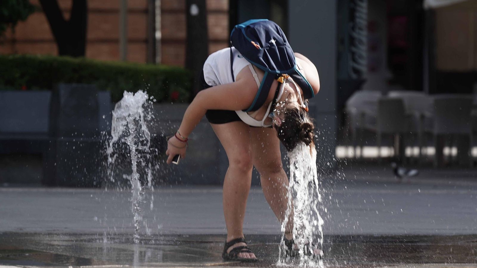 Una joven se refresca en las Tendillas.