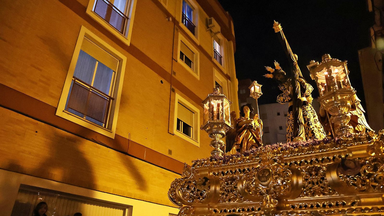 Hermandad del Calvario procesionando por Huelva.