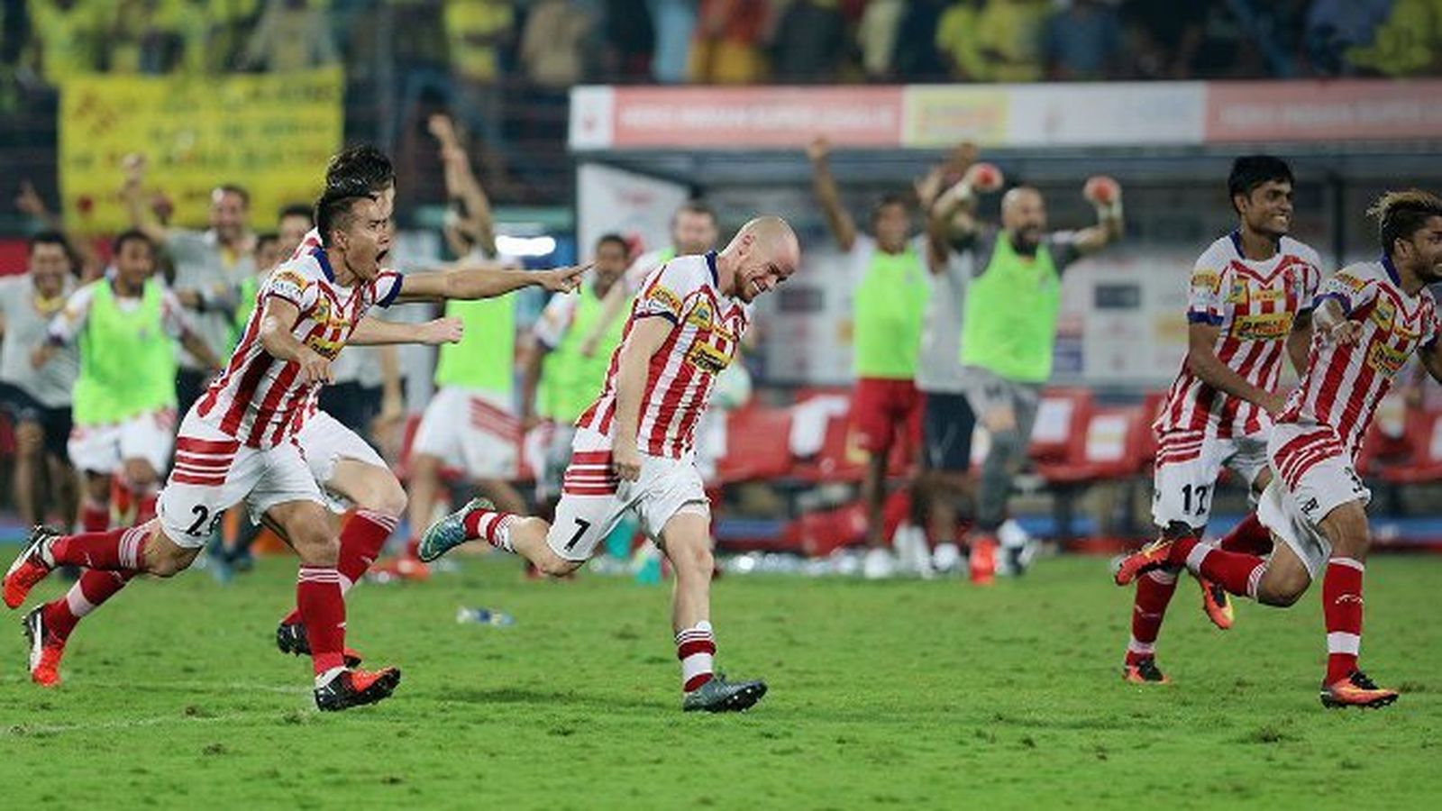 Los jugadores celebran la victoria