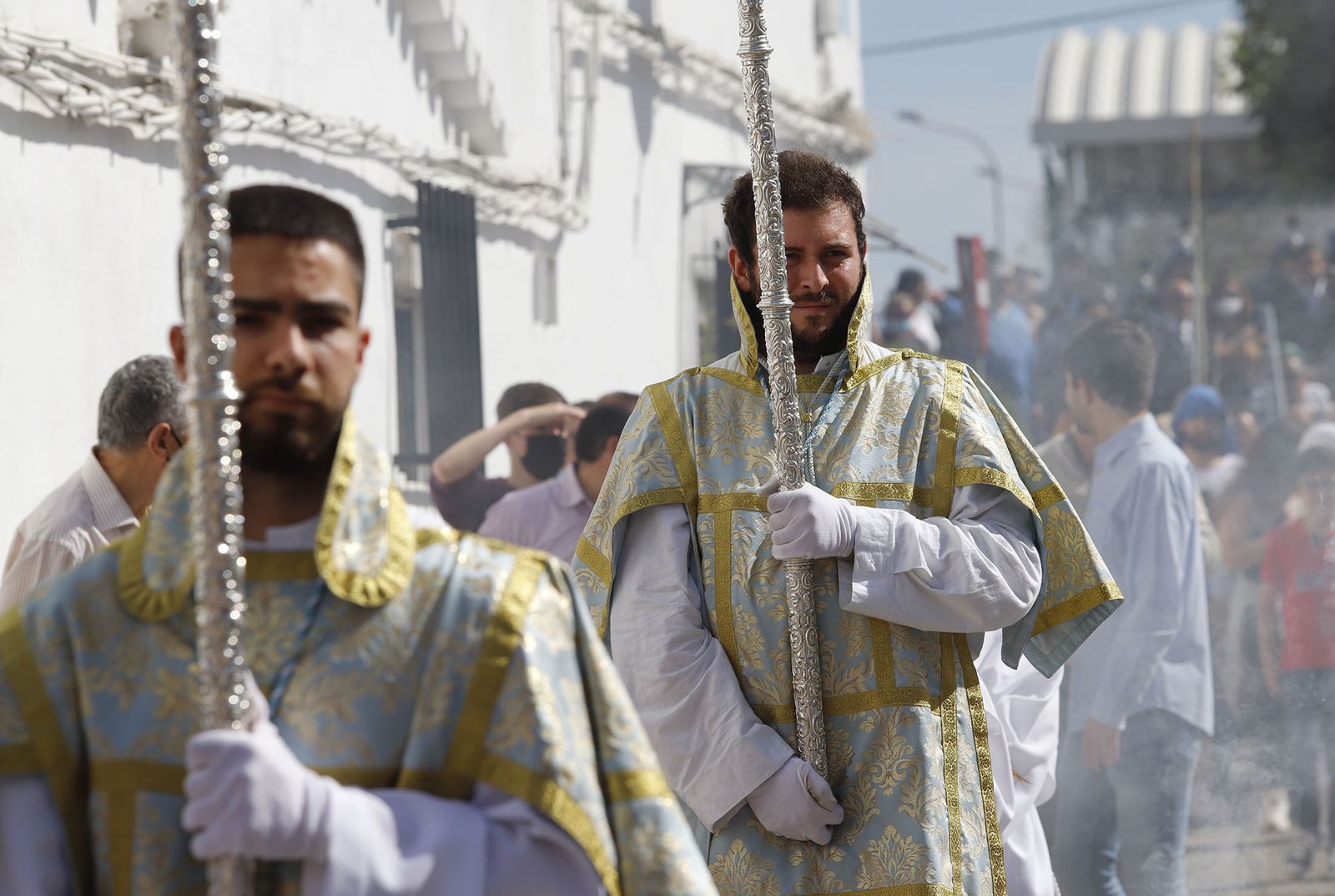 El Resucitado procesiona por el barrio de la Hispanidad de Huelva