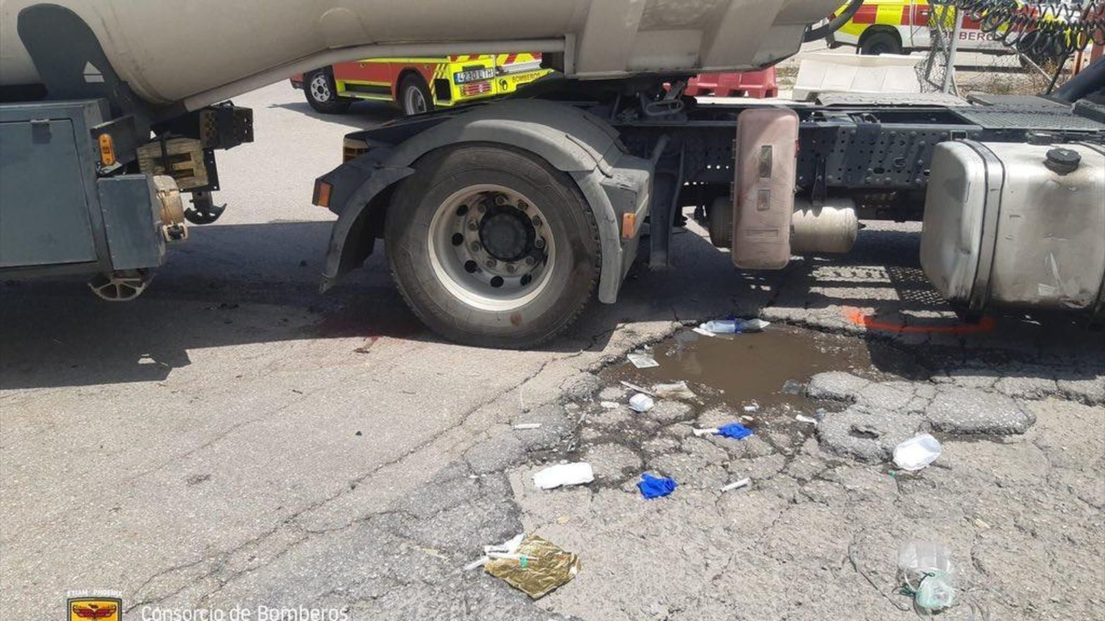 Las ruedas traseras del camión cisterna, donde quedó atrapada la víctima.