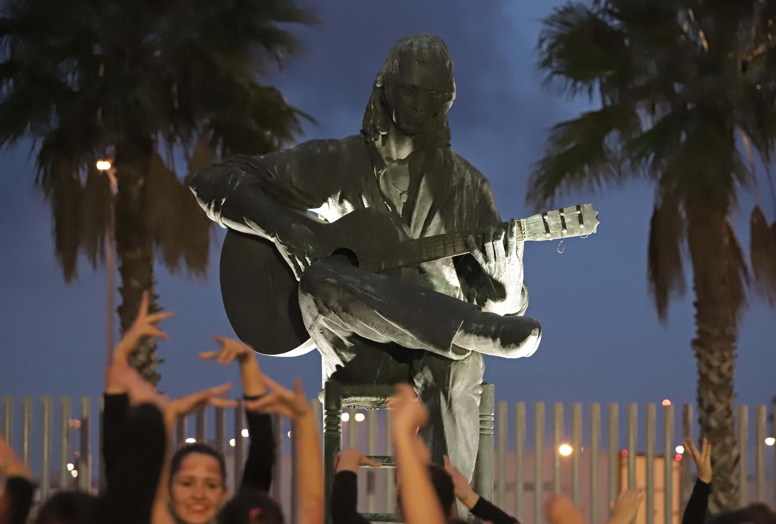 La estatua de Paco de Lucía, junto al Puerto de Algeciras.