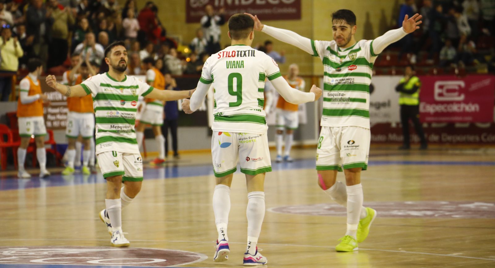 Viana celebra junto a Jesulito y Perin un gol en Vista Alegre.