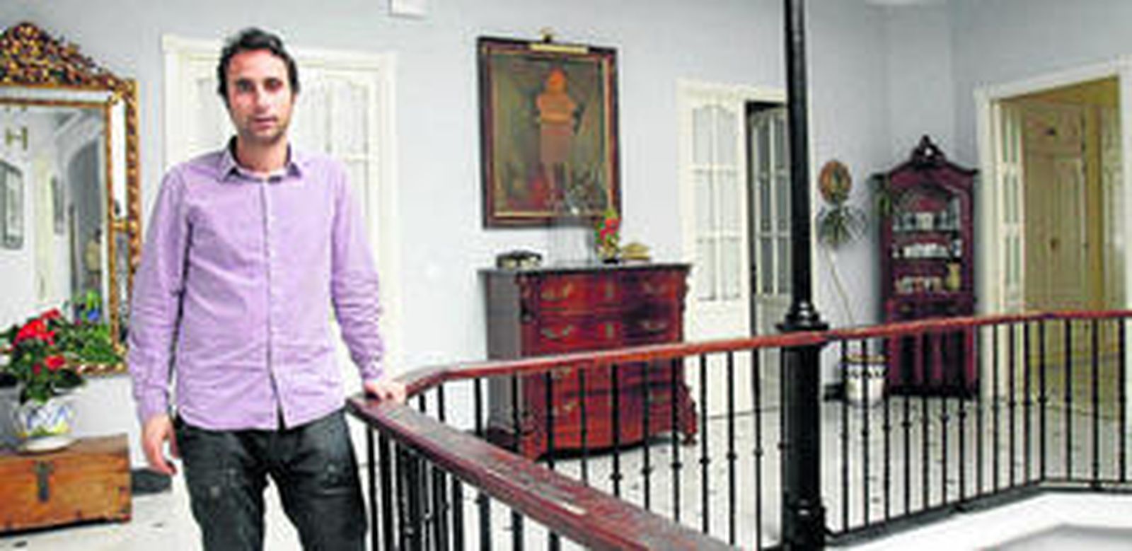 Guillermo Bustelo posa en la galería de El Patio del Panadero.