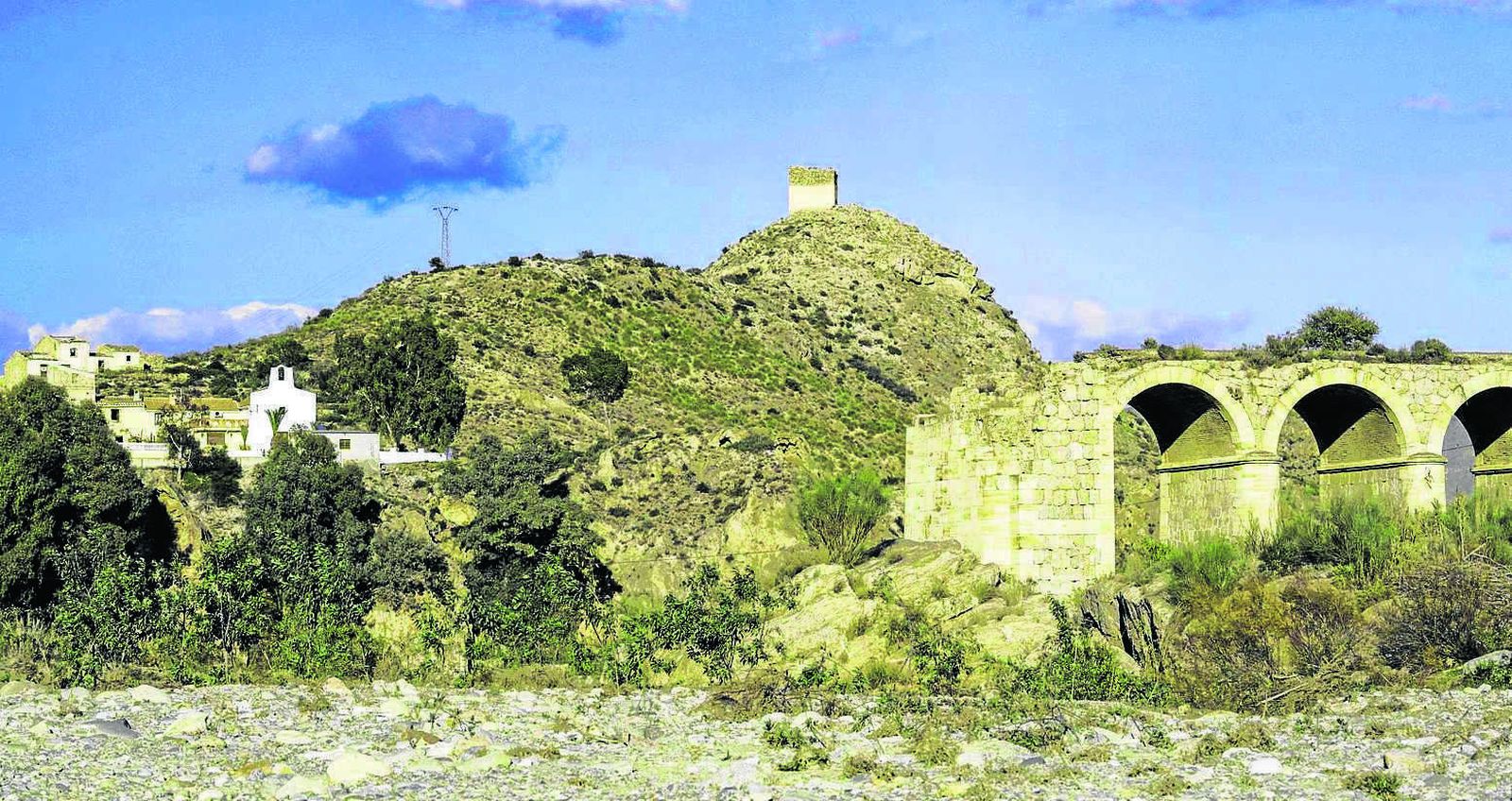 Vista de la pedanía de Santa Bárbara (Overa), con los restos del Puente de Hierro; uno de los muchos lugares para visitar en el municipio.
