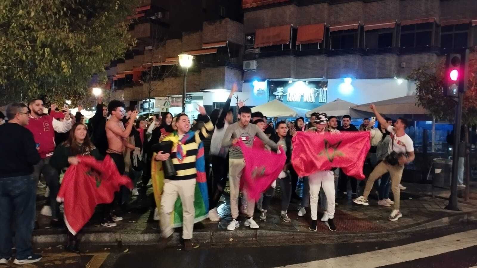 La afición marroquí continúa celebrando la victoria de su equipo