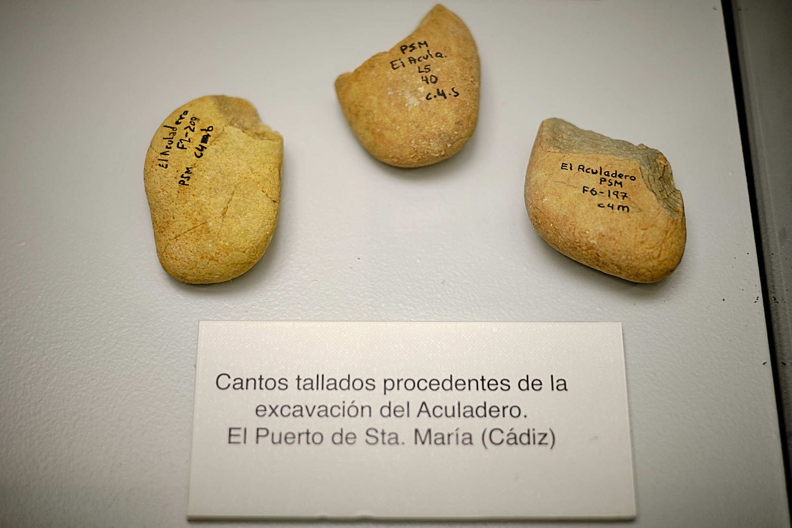 Piezas de ‘Las otras piedras de La Caleta’ , exposición sobre la ocupación paleolítica en Cádiz.