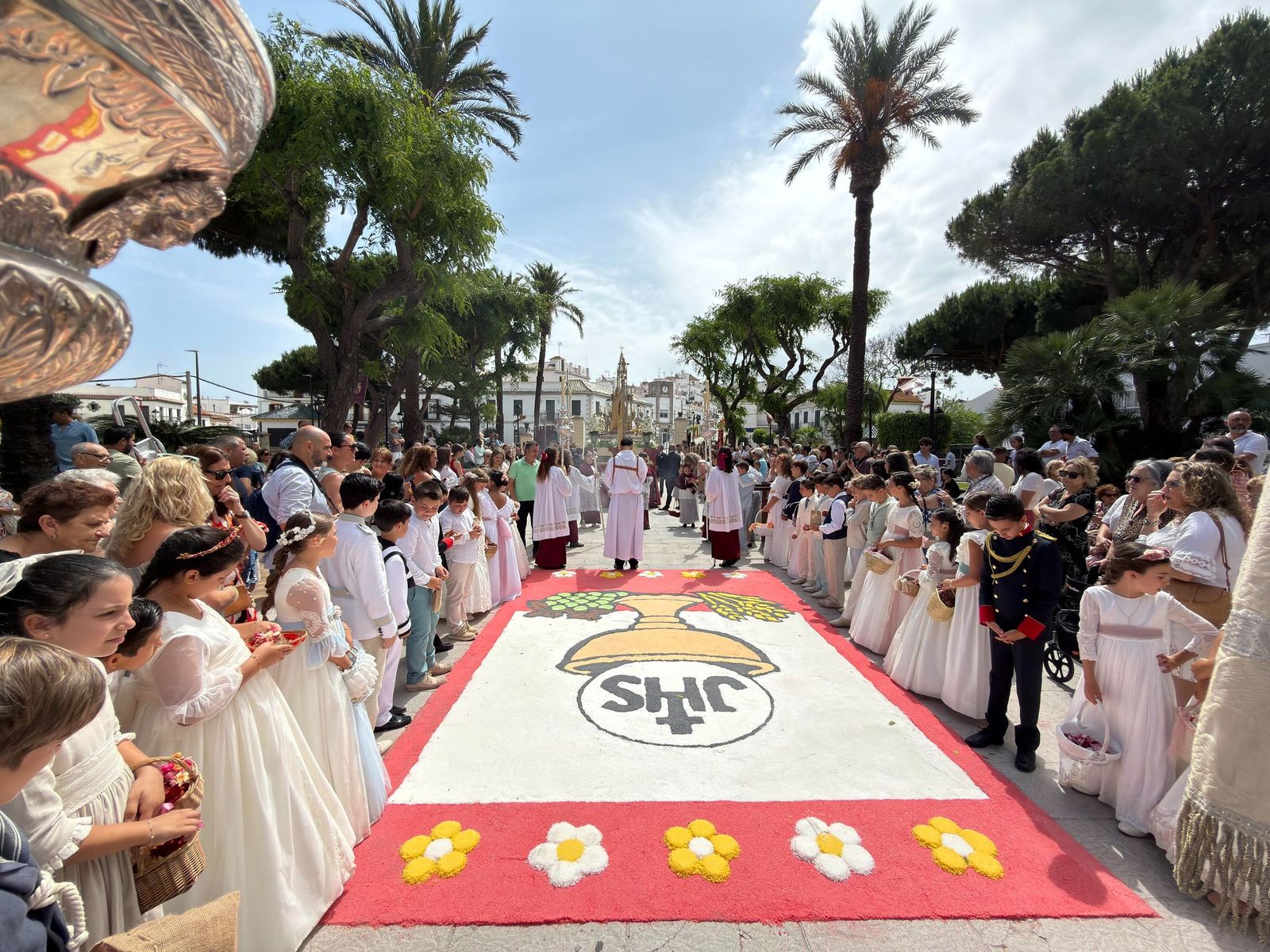 Multitudinaria celebración del Corpus Christi en San Roque con la ...