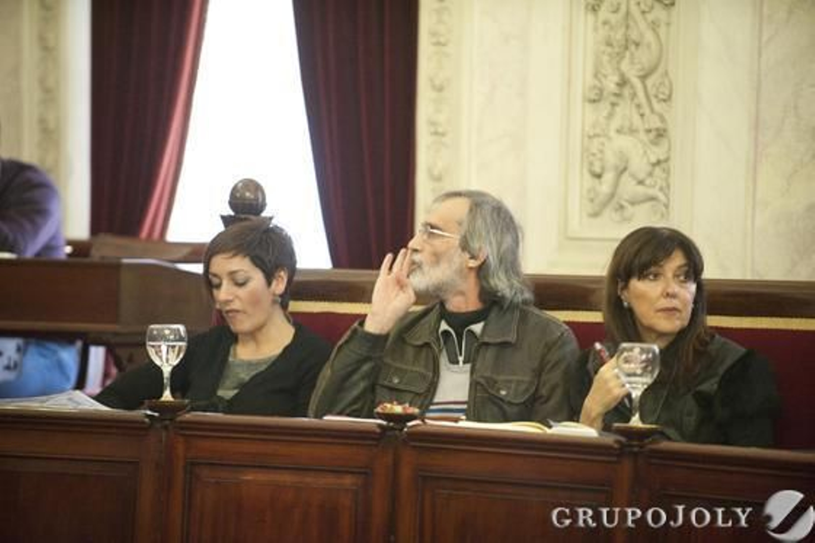Momentos de tensión en el último pleno del año en el Ayuntamiento de Cádiz por las protestas de las empleadas de Limasa, que fueron desalojadas por la Policía. 

Foto: Joaquin Hernandez Kiki