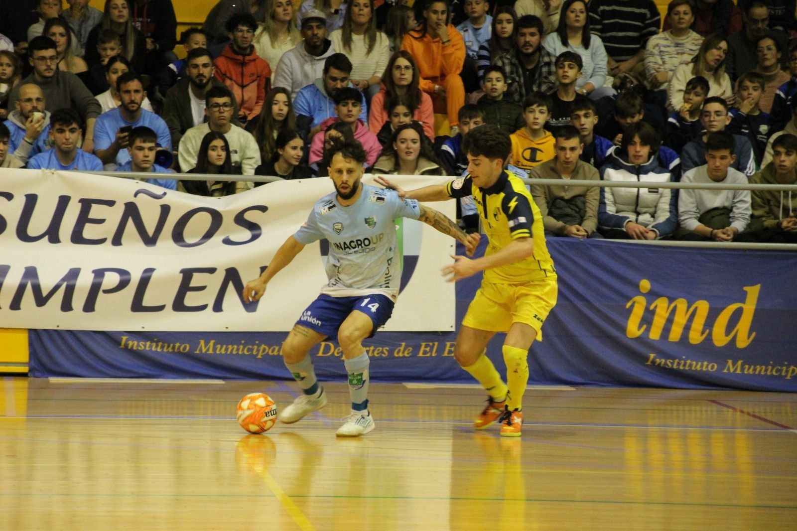 Pipi se dispone a dar un pase ante la oposición de un rival en el último partido disputado en El Ejido.