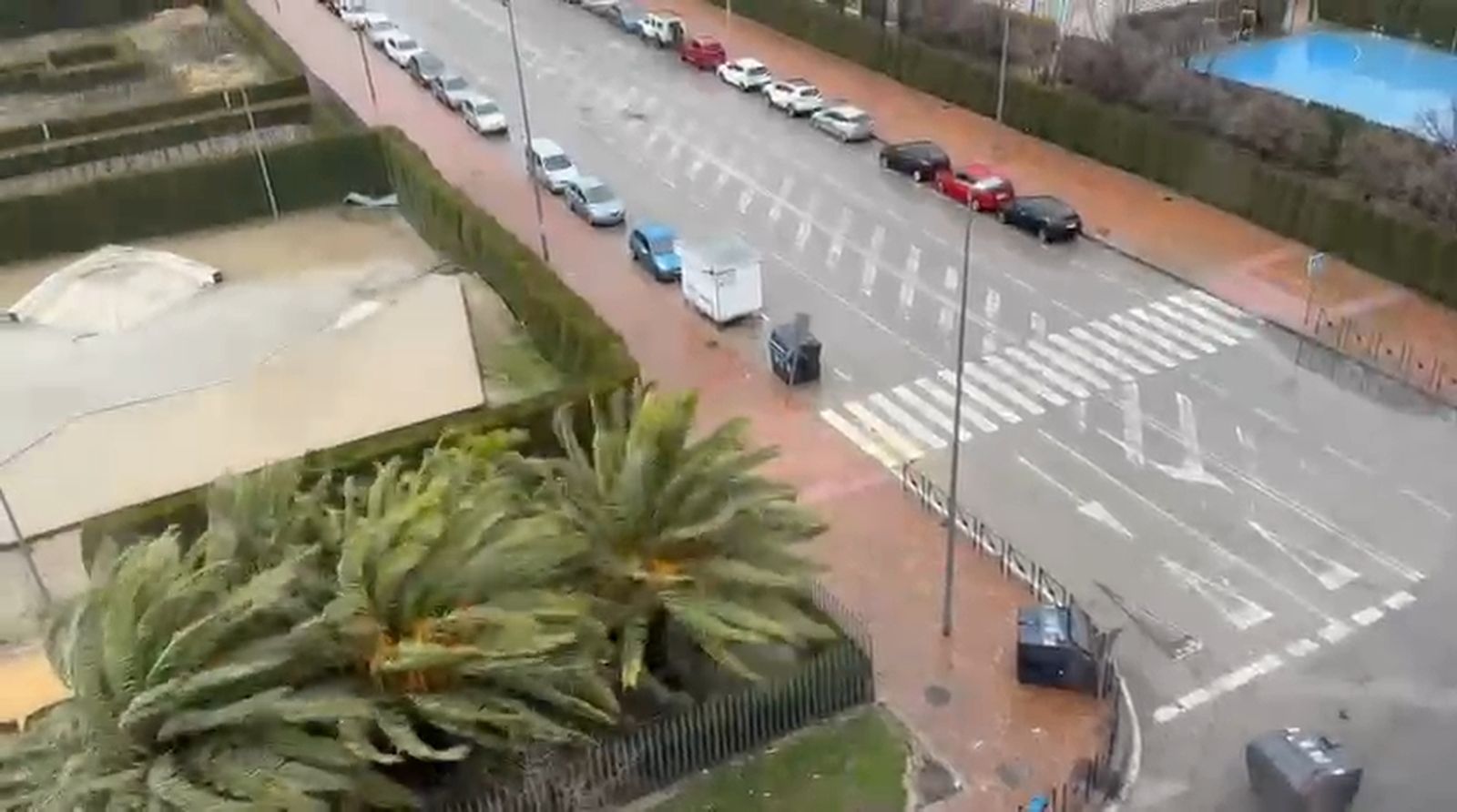 El viento arrastra los contenedores el barrio del Bulevar