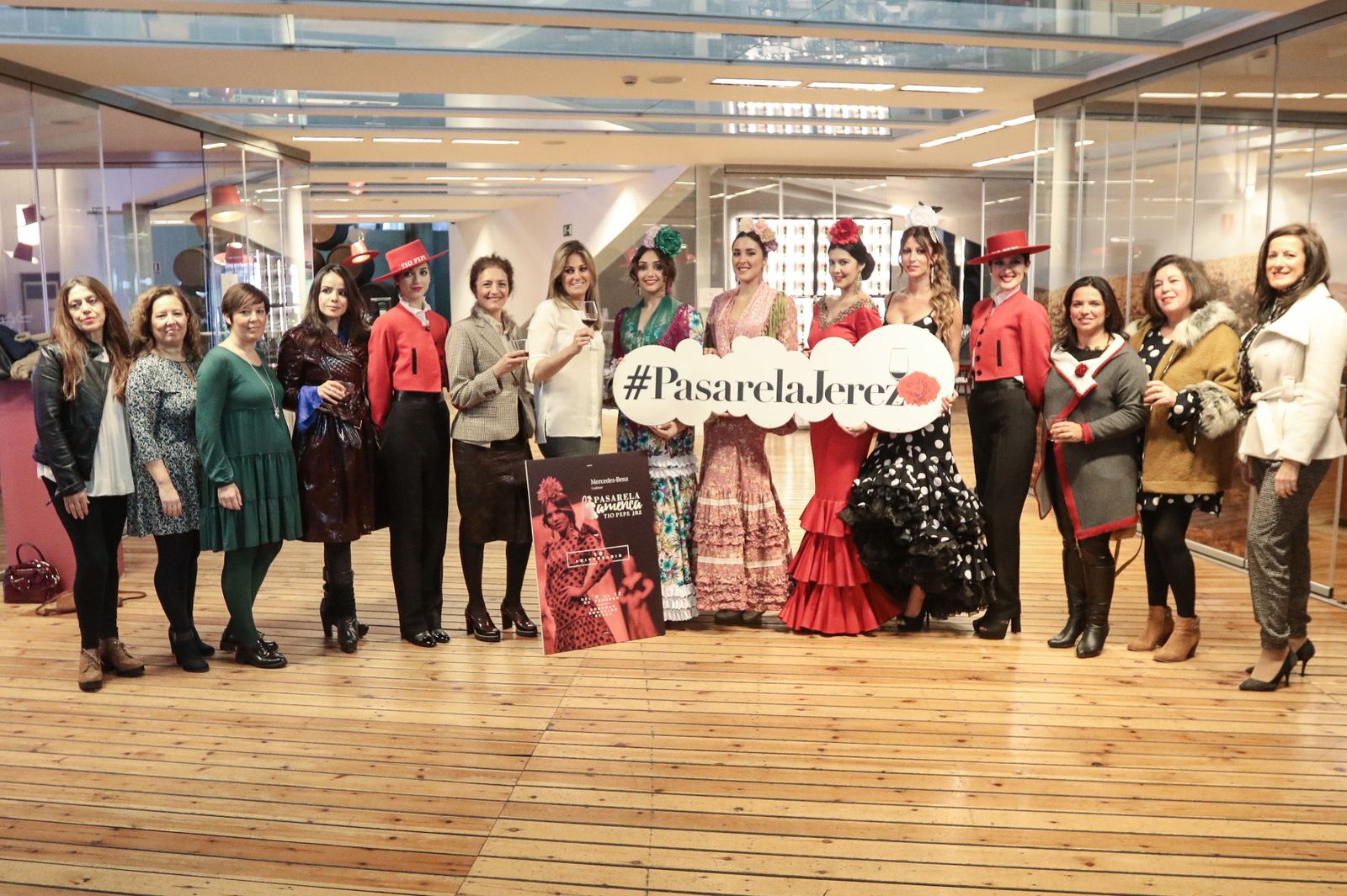 Organización y diseñadoras posan ayer en González Byass durante la presentación del evento.