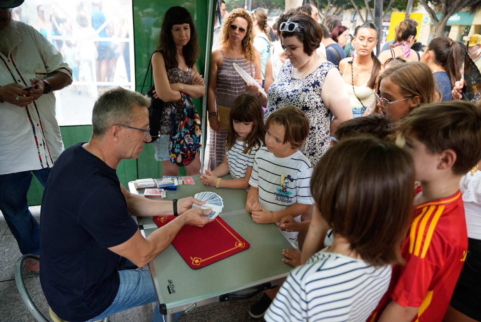 Las mejores imágenes del espectáculo de magia en la calle de la Feria de Almería