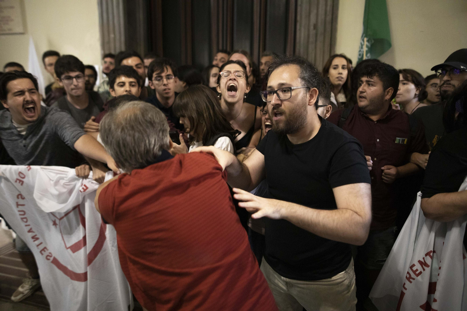 Altercados en la conferencia de Macarena Olona en Granada