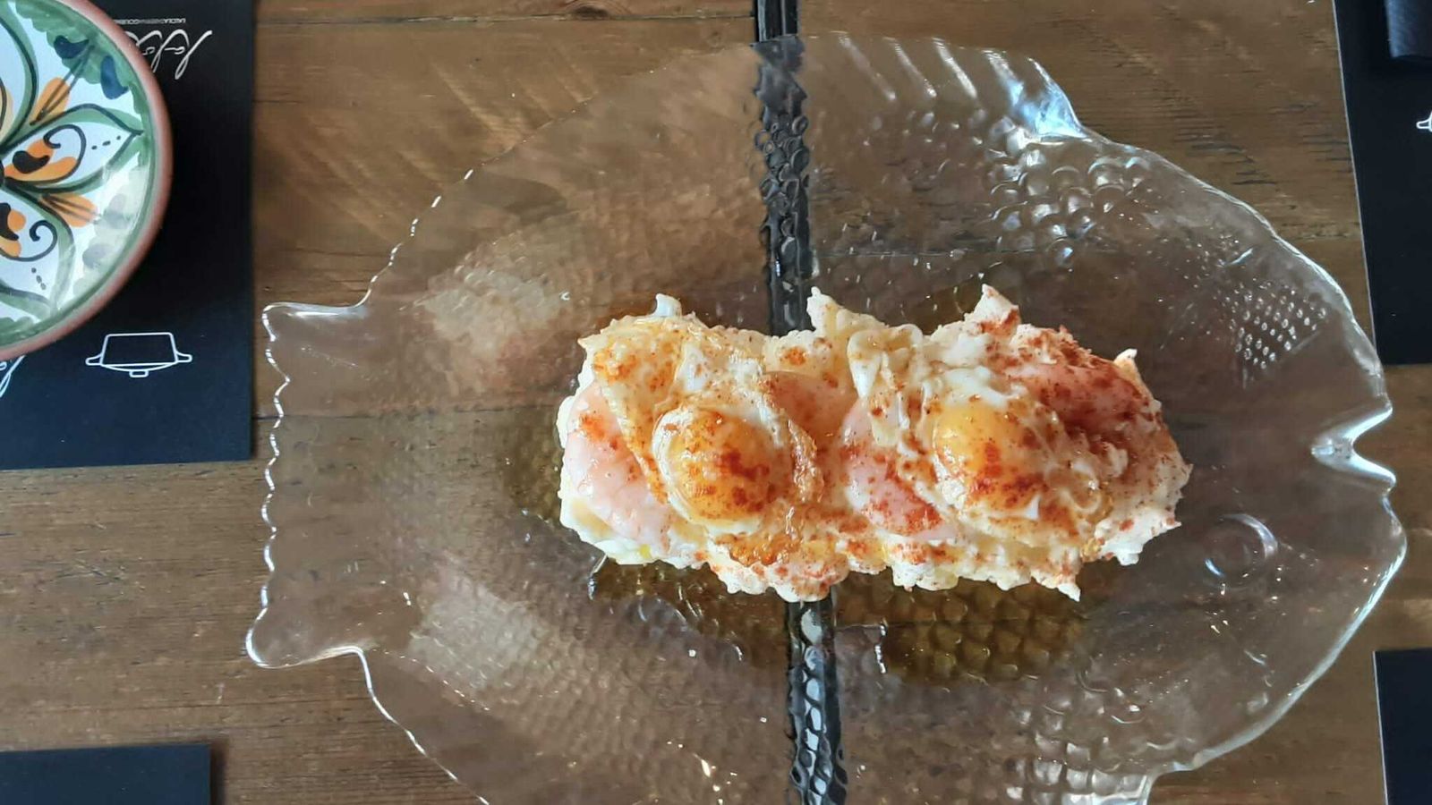 Ensaladilla de langostino con huevo frito de Lalola Taberna Gourmet.