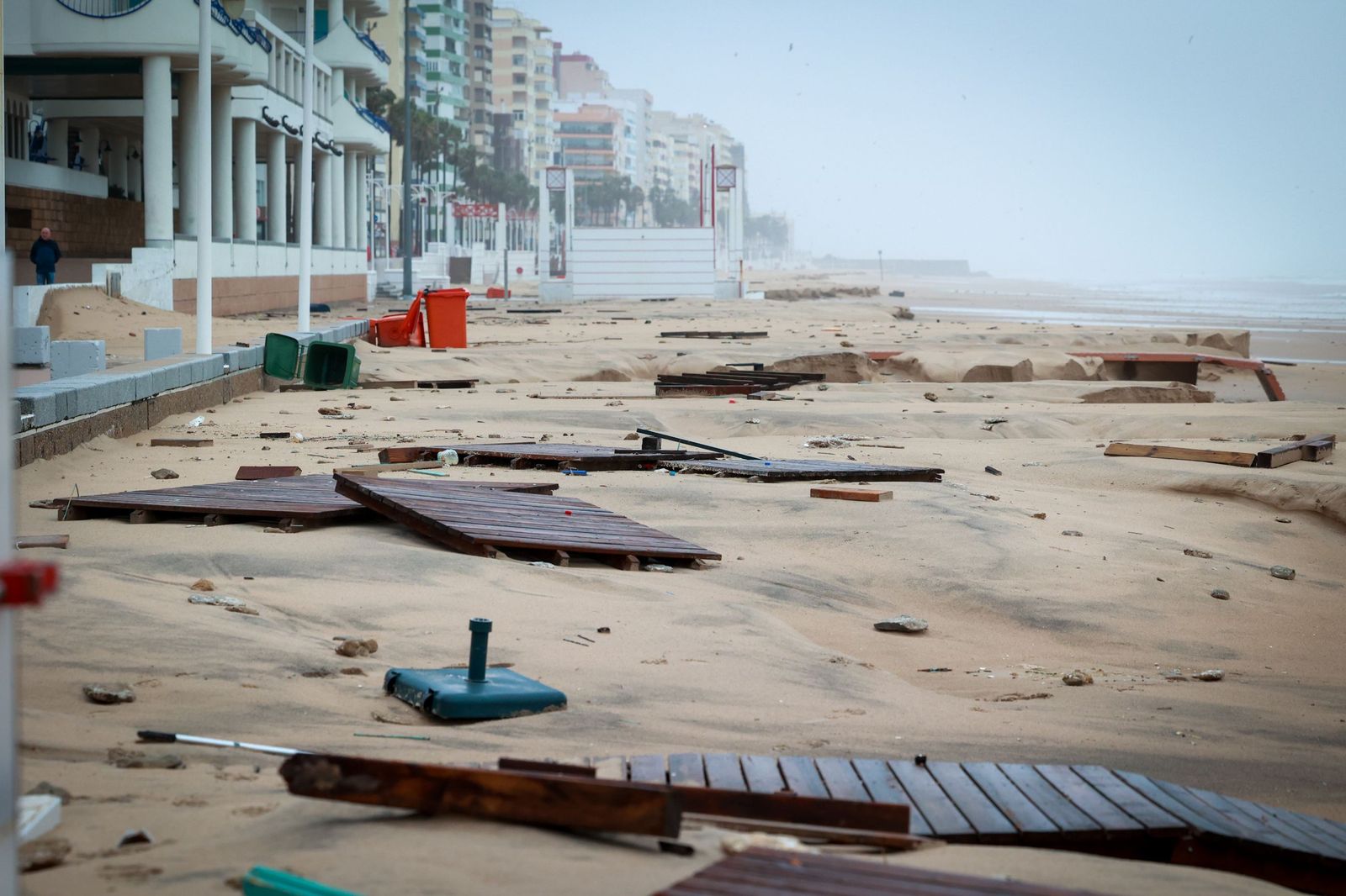 Imágenes de los principales destrozos provocados por la borrasca Leonardo en Cádiz