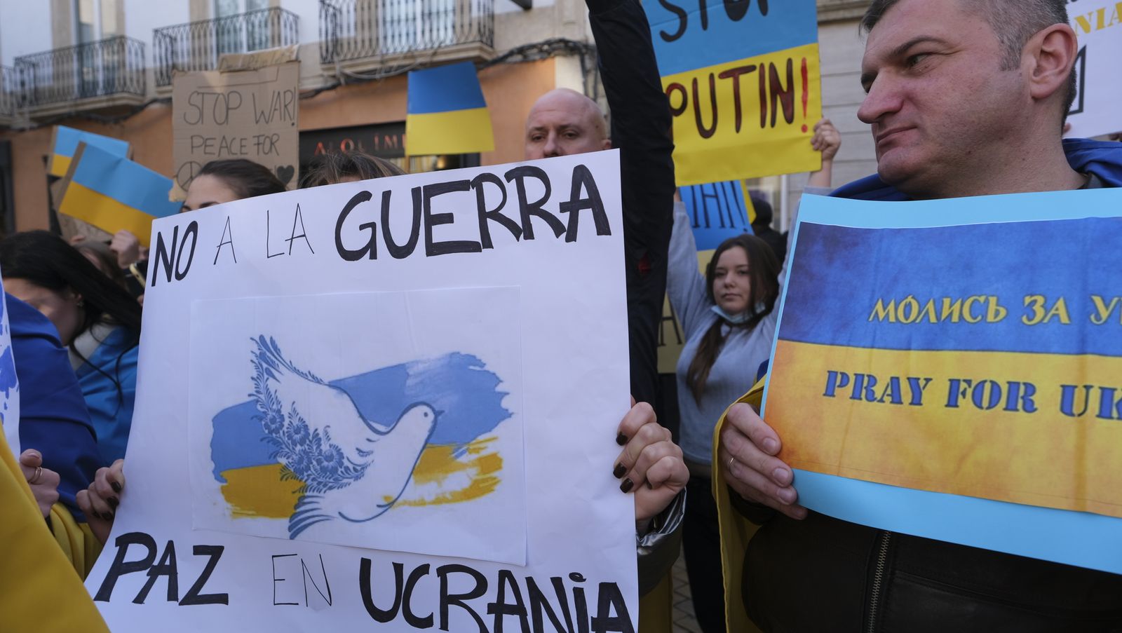 Fotogalería de las protestas contra la invasión rusa en Ucrania. Almería.