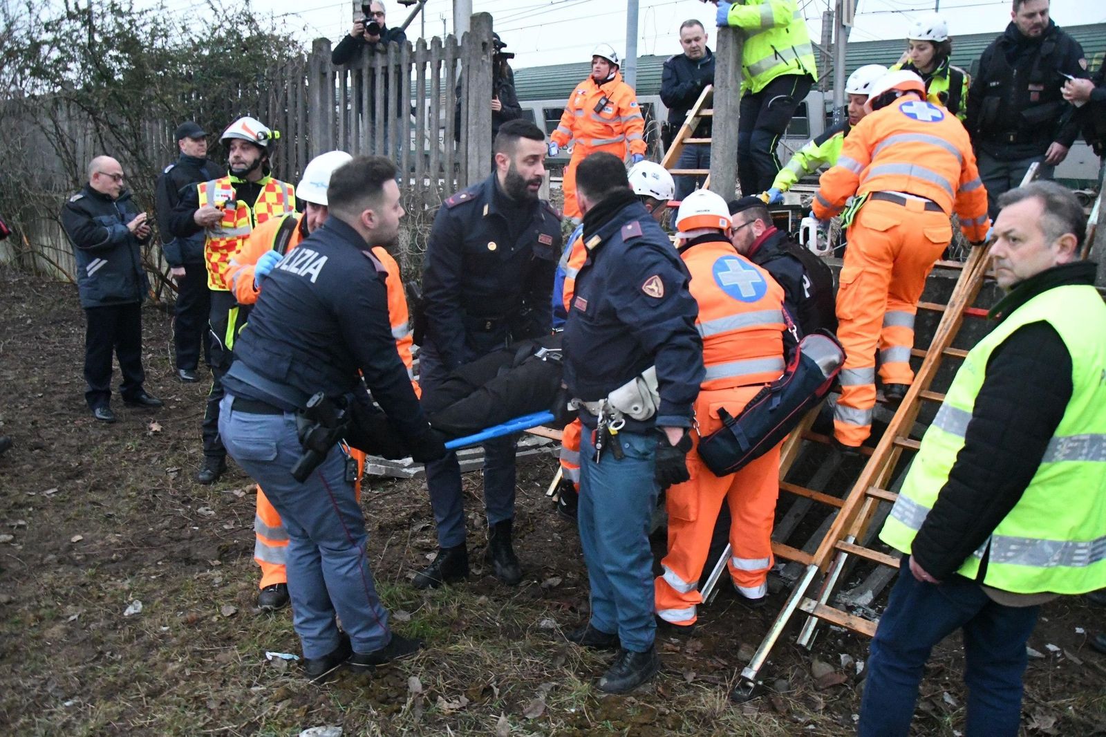Imágenes del tren descarrilado en la provincia de Milán