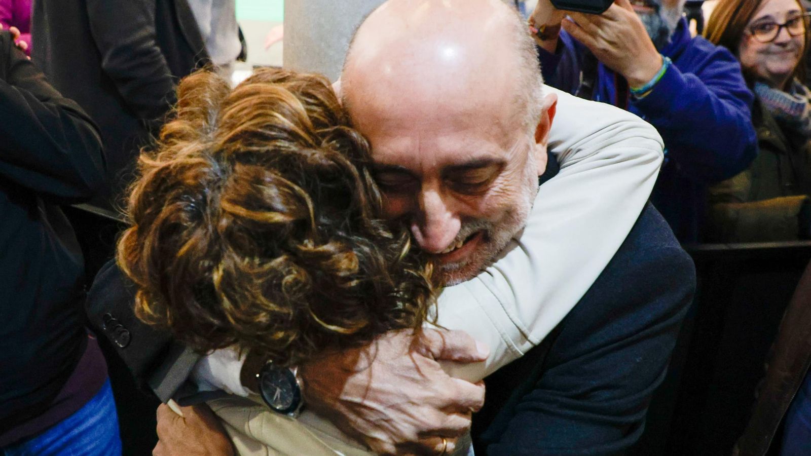 María Jesús Montero se abraza con Luis Ángel Hierro, su rival hasta este viernes. María Jesús Montero se abraza con Luis Ángel Hierro, su rival hasta este viernes.