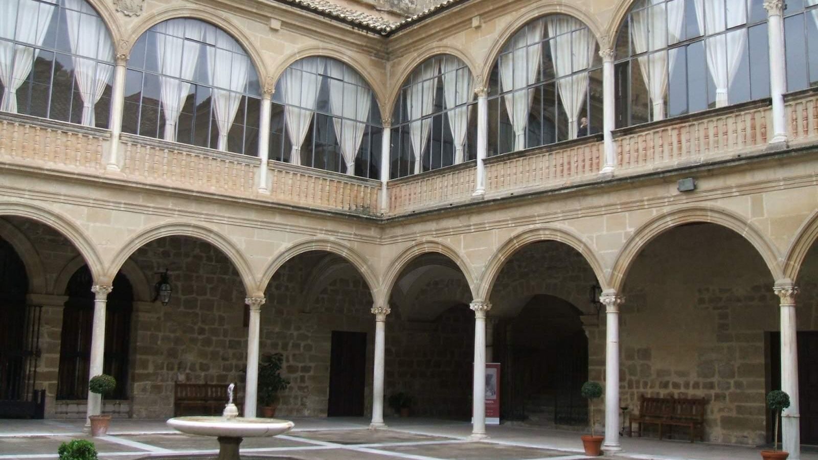 Arcadas en dos niveles dentro del antiguo hospital que tenía forma de palacio renacentista.