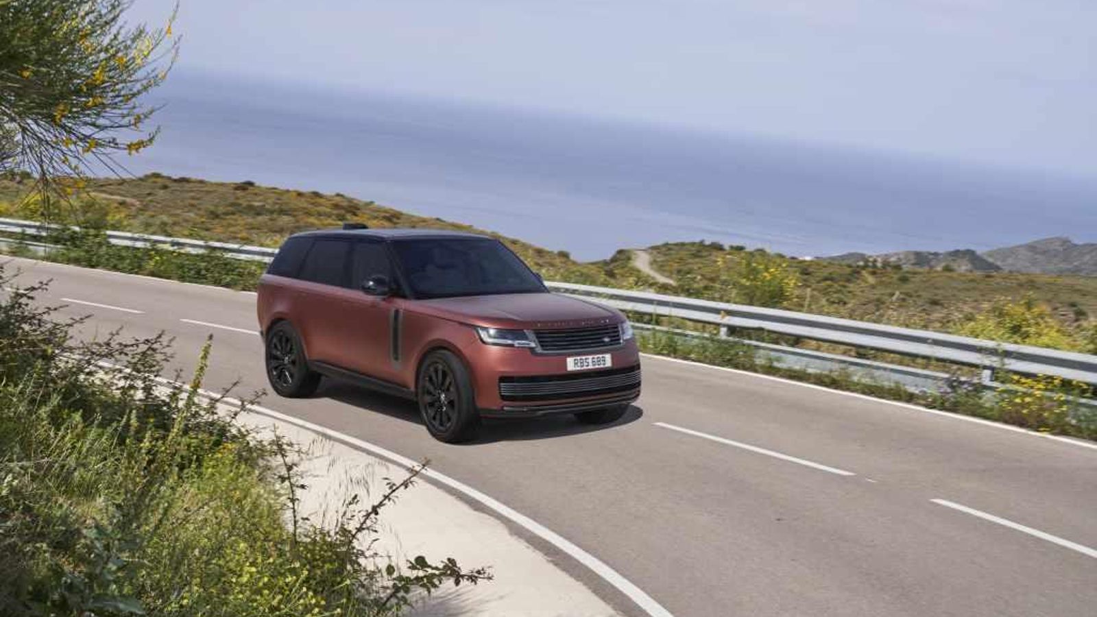 Tracción total inteligente, suspensión neumática, dirección también en las ruedas traseras... el Range Rover quiere ser eficaz, pero también muy confortable en toda situación.