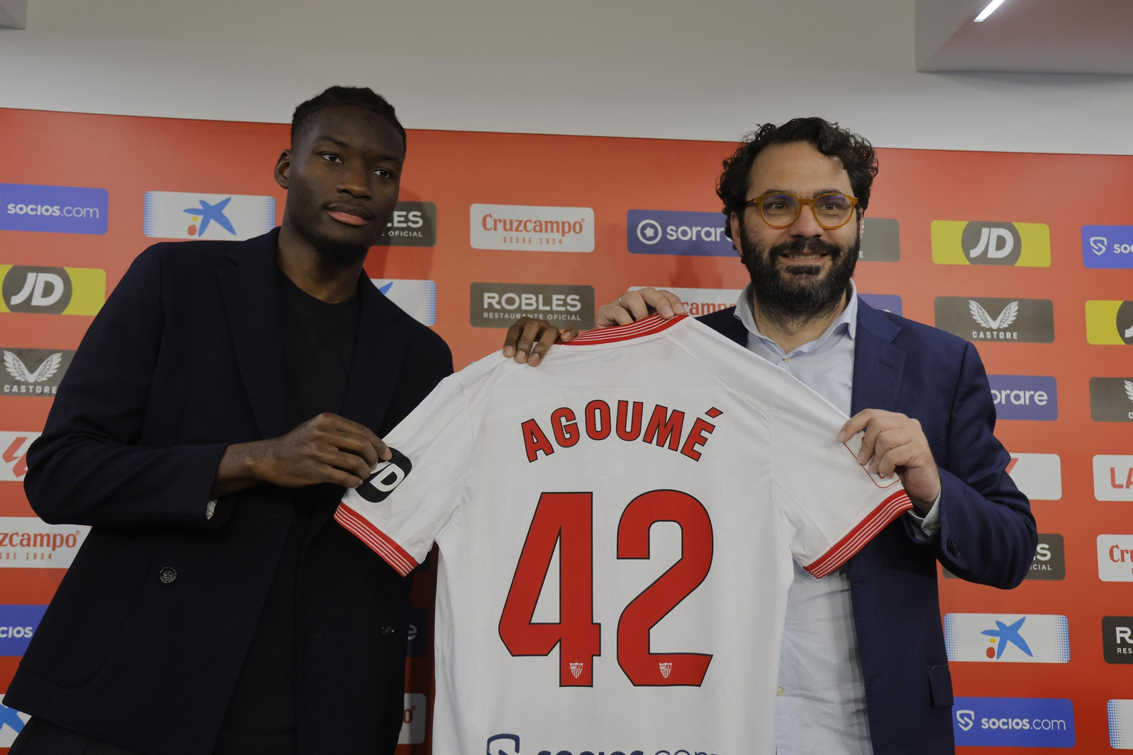 Agoumé, junto a Víctor Orta