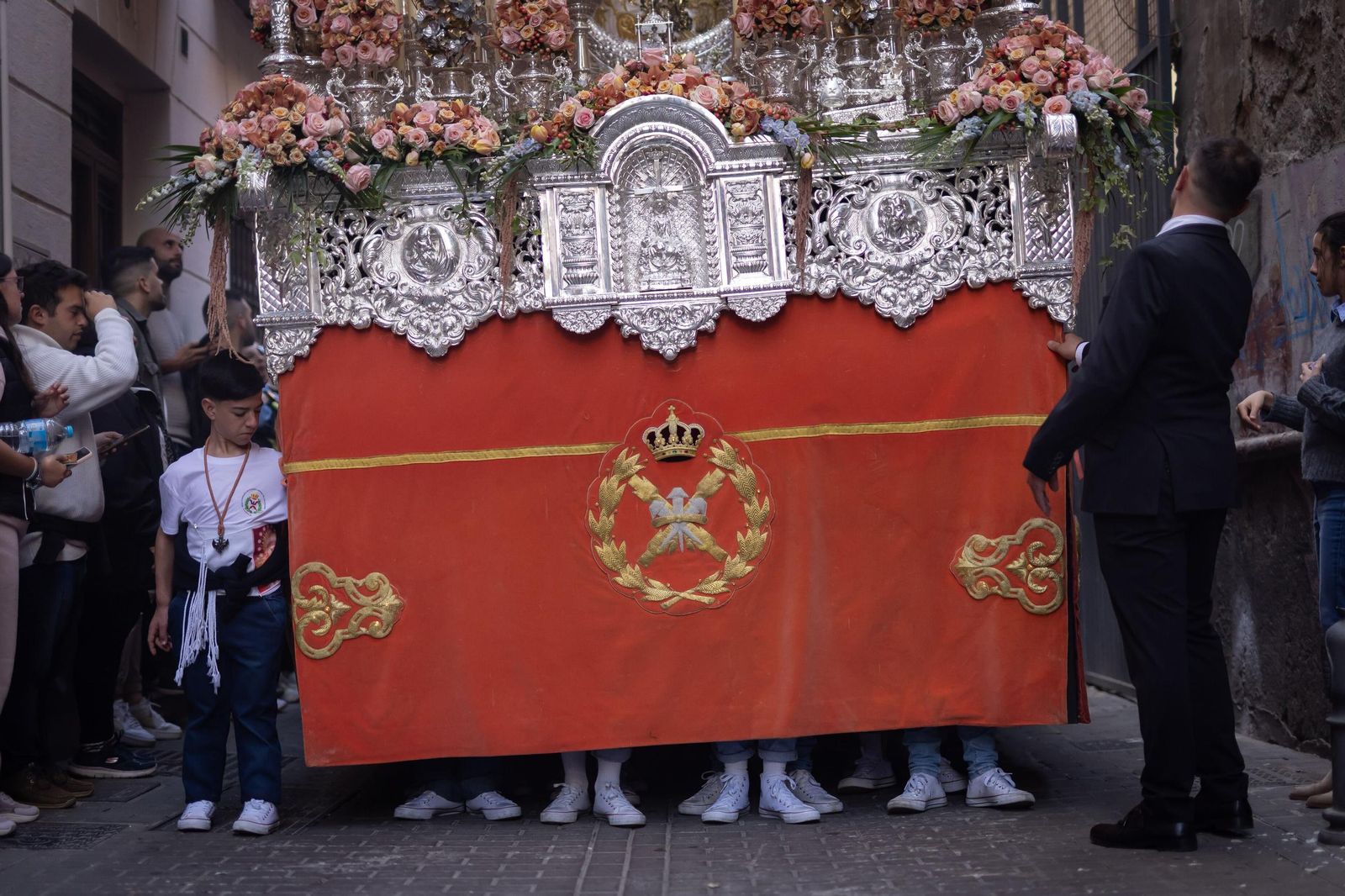 La Cofradía de los Dolores desafió la estrechez de la calle Enriqueta Lozano