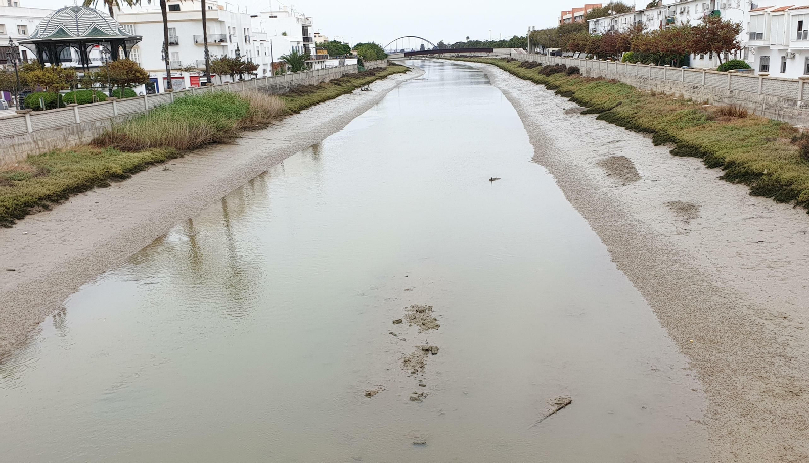 La formación morada señala que no se recuerda la última vez que se limpió el río Iro.