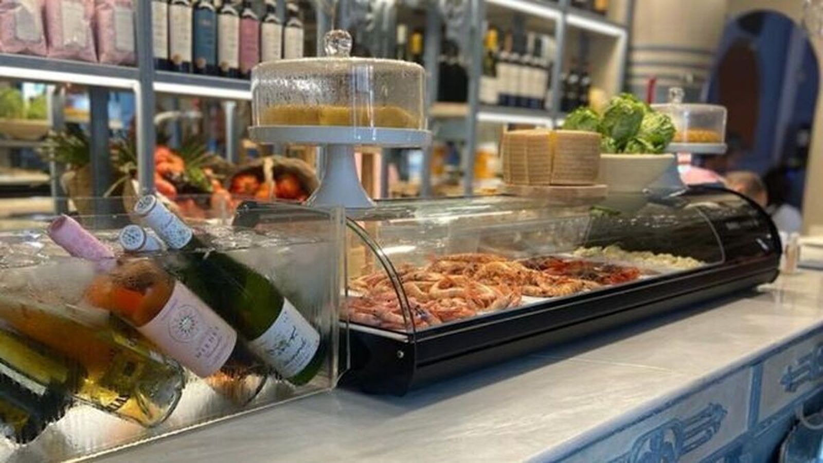 La Barra de Casa Pepe de la Judería es punto de encuentro para los amantes del tapeo y del buen vino