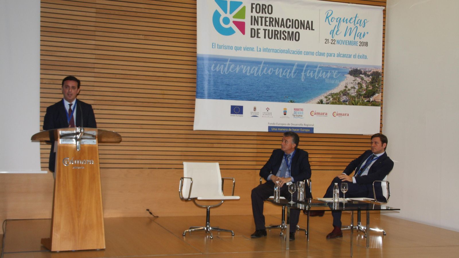 Intervención de Javier A. García, seguida por Rafael Úbeda y Luis Miguel Carmona