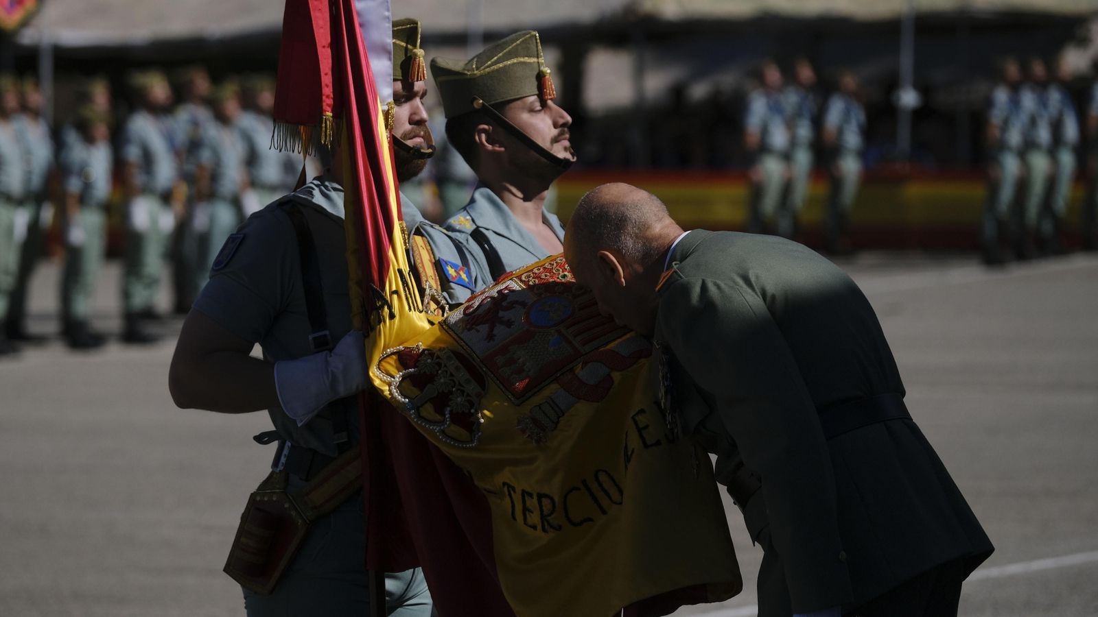 Despedida de la bandera nacional tras su jubilación.
