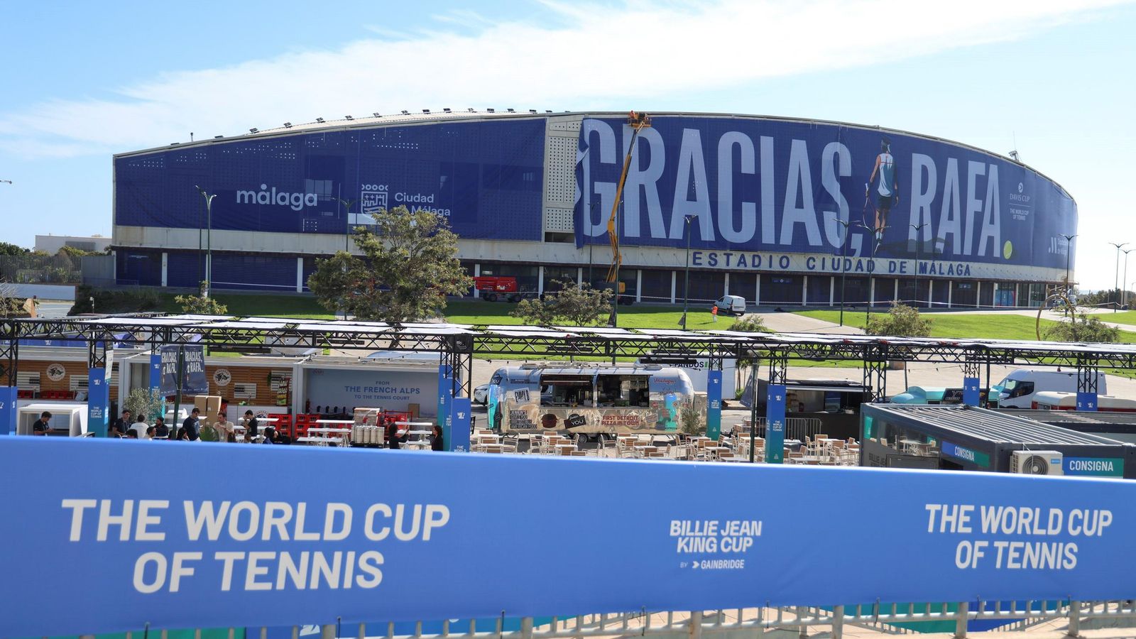 La pancarta de homenaje a Rafa Nadal en el Ciudad de Málaga, en imágenes