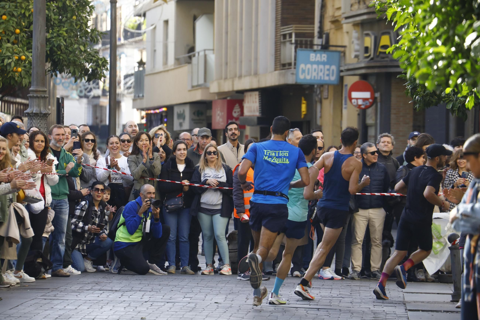 La gloria de cruzar la Puerta del Puente: las fotos de la línea de meta de la Media Maratón de Córdoba 2024